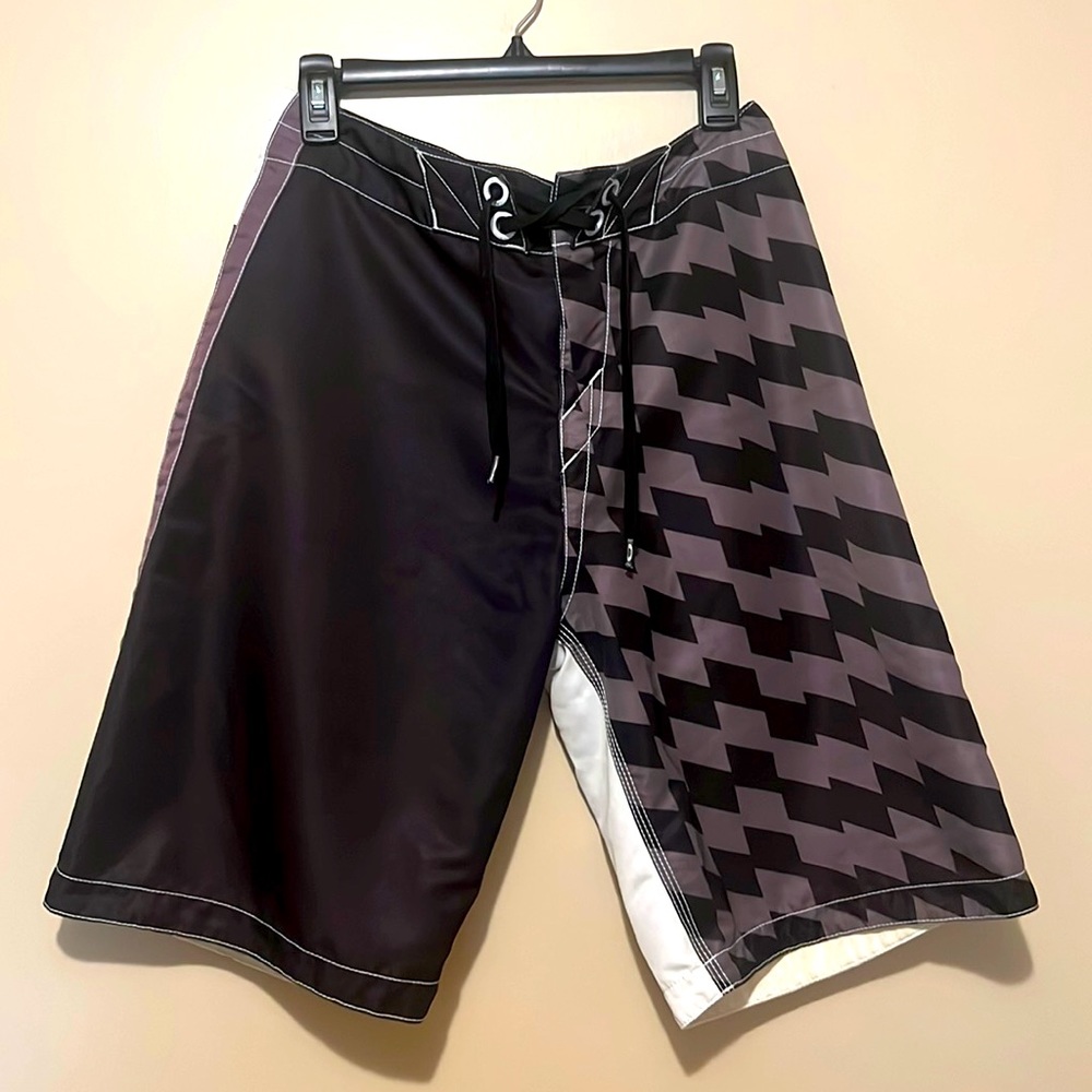 **SOLD** Oakley Boardshorts ~ Men’s 32